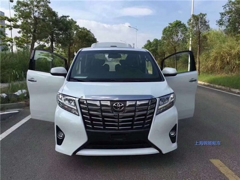 带司机租车